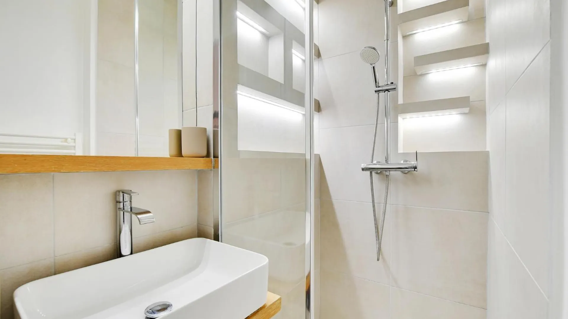 Luxury Paris, Paisible, 2 Chambres, Toute Commodites France